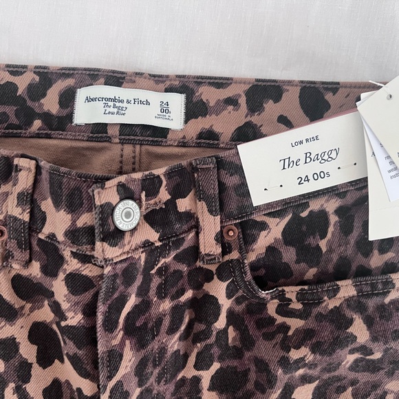 NWT Abercrombie & Fitch  low rise baggy  jeans in leopard print. - Picture 4 of 6